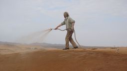 Riegan uno de los desiertos más grandes del mundo con arcilla líquida y lo convierte en un oasis Riegan uno de los desiertos más grandes del mundo con arcilla líquida y lo convierte en un oasis