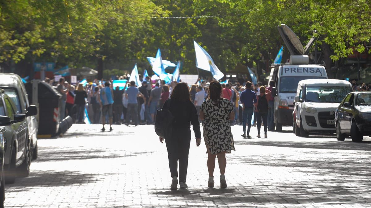 Los mendocinos convocados en la marcha #12O le apuntaron a la supuesta corrupción del gobierno, apuntando a la ex presidente y actual vice Cristina Fernández, además de a las modificaciones en el Poder Judicial y la extensa cuarentena. Casi 2.000 personas marchaban por el centro mendocino cerca de las 18 de este lunes. (Fotos: Martín Pravata/Diario UNO)