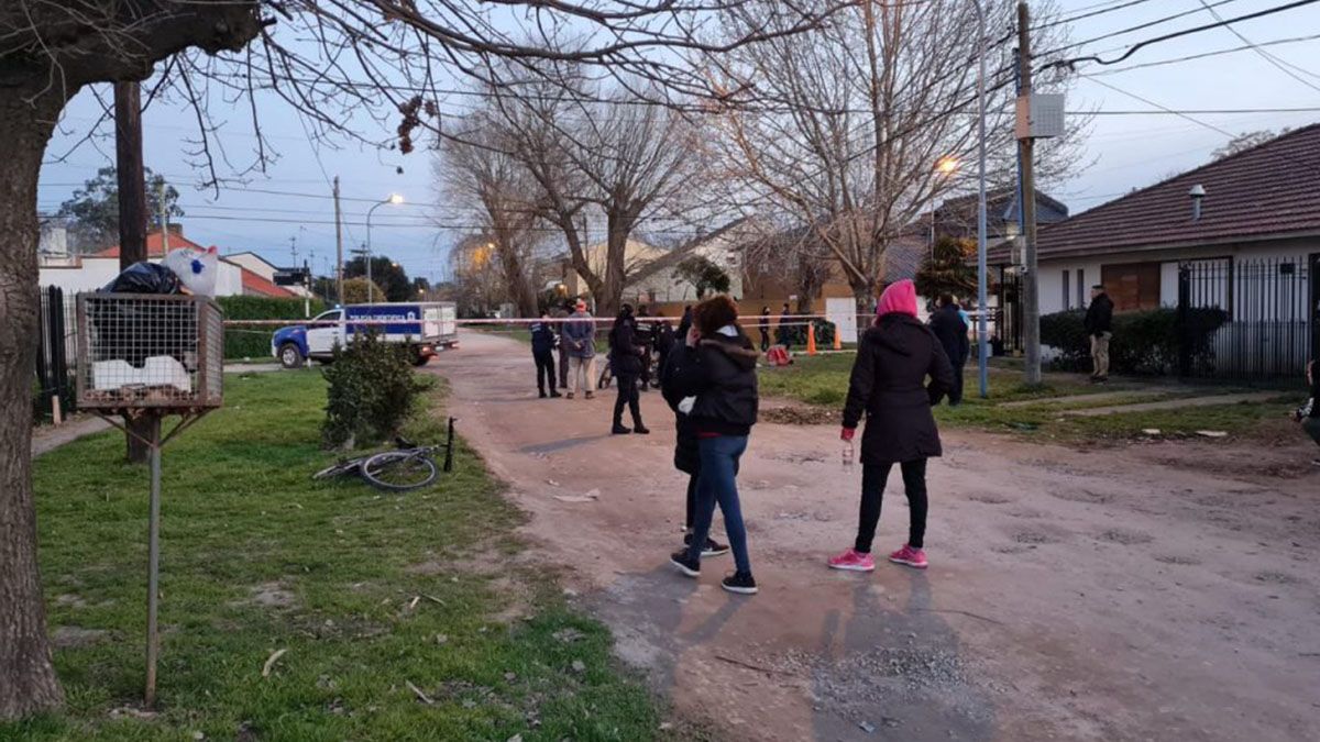 La Policía Científica de Mar del Plata trabajaba este domingo en el lugar donde un joven fue asesinado a balazos y su amigo fue herido