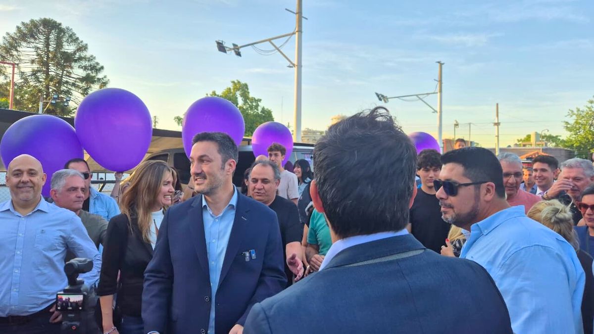 El candidato Luis Petri en el club Andes Talleres que se tiñó de violeta.