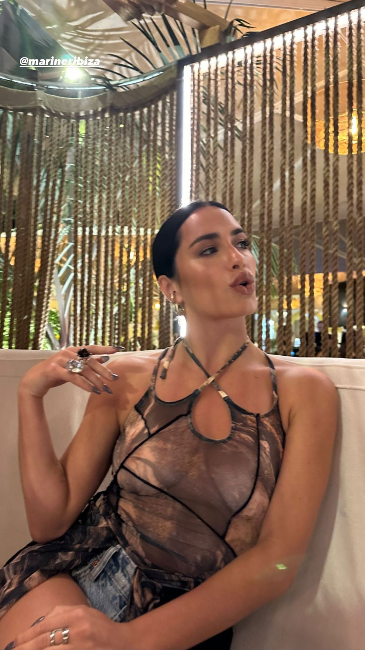 Lali Espósito le copia a Ester Expósito sus transparencias más brutales. Lali Espósito le copia a Ester Expósito sus transparencias más brutales.