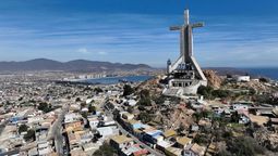 oeste con el océano Pacífico, al norte con la comuna de La Serena, al este con la comuna de Andacollo, y al sur con la comuna de Ovalle.