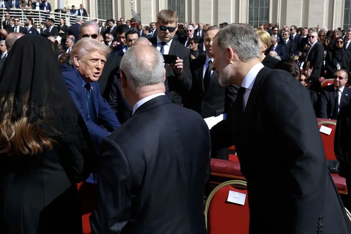 El rey Felipe VI saluda a Donald Trump al inicio del funeral por el papa Francisco. Crédito: EFE. El rey Felipe VI saluda a Donald Trump al inicio del funeral por el papa Francisco. Crédito: EFE.