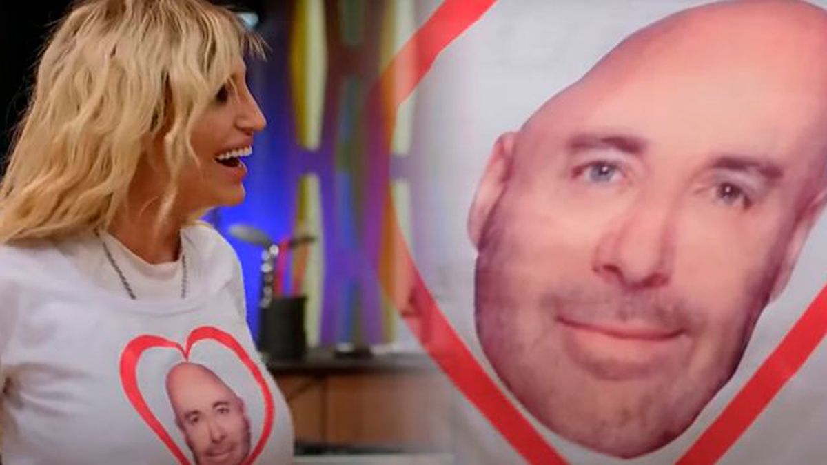 Vicky Xipolitakis se puso una remera con Germán Martitegui en un corazón.