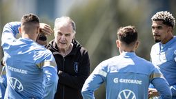 Bielsa sumó a los últimos cuatro convocados a la selección de Uruguay y ya delineó cuáles serán los once que enfrentarán a la Scaloneta.