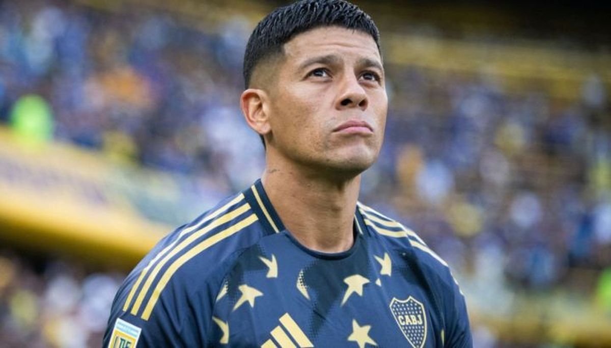El defensor recibió el cariño de parte de sus compañeros.