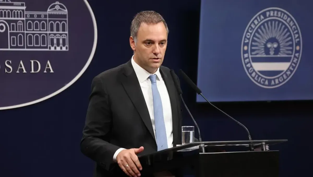 Retiraron documentación en la TV Pública por el viaje de Manuel Adorni a Punta del Este