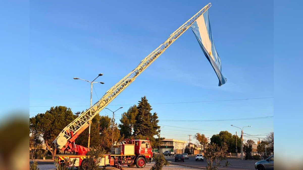 Desde distintos puntos de Luján de Cuyo puede verse flameando la bandera sobre el frente del cuartel.