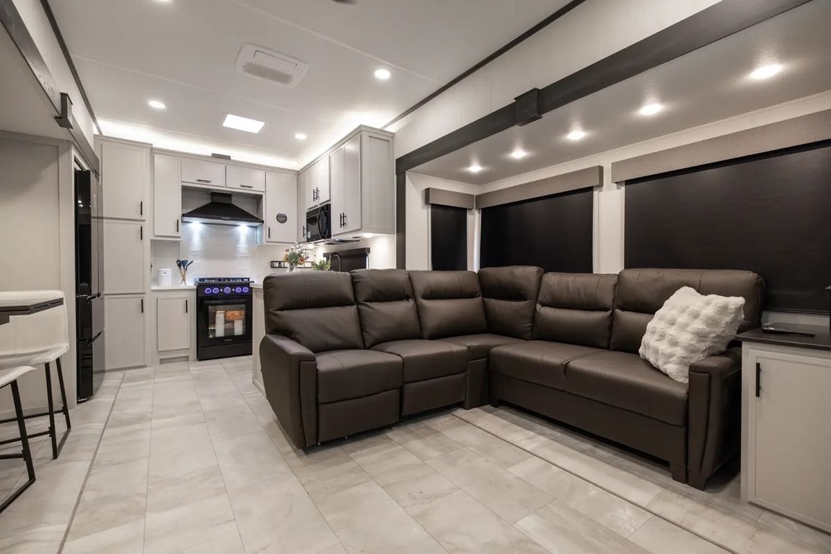 El espacio interior de esta casa rodante es superior al de algunos departamentos pequeños. El espacio interior de esta casa rodante es superior al de algunos departamentos pequeños.