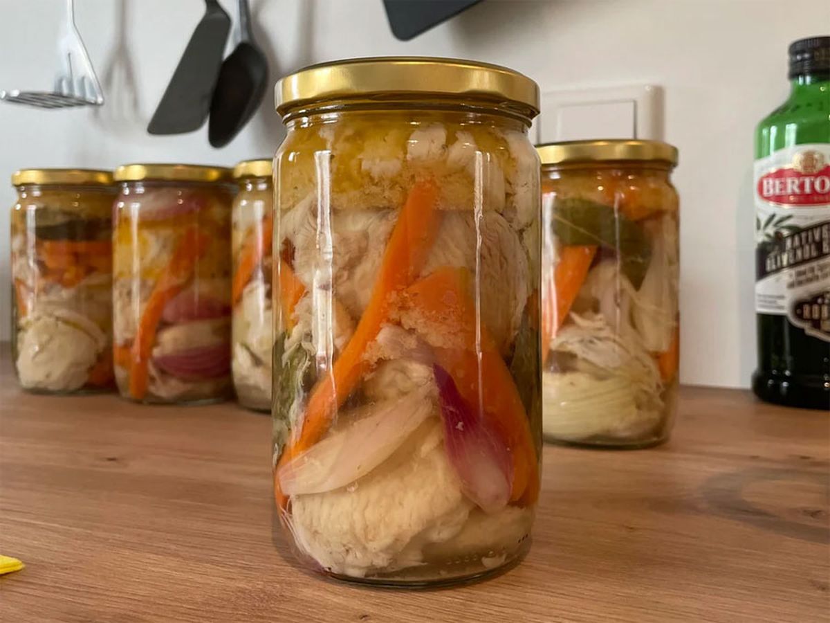 Es una idea maravillosa almacenar un par de frascos de pollo al escabeche, hechos con una receta que sale riquísima. Es una idea maravillosa almacenar un par de frascos de pollo al escabeche, hechos con una receta que sale riquísima.
