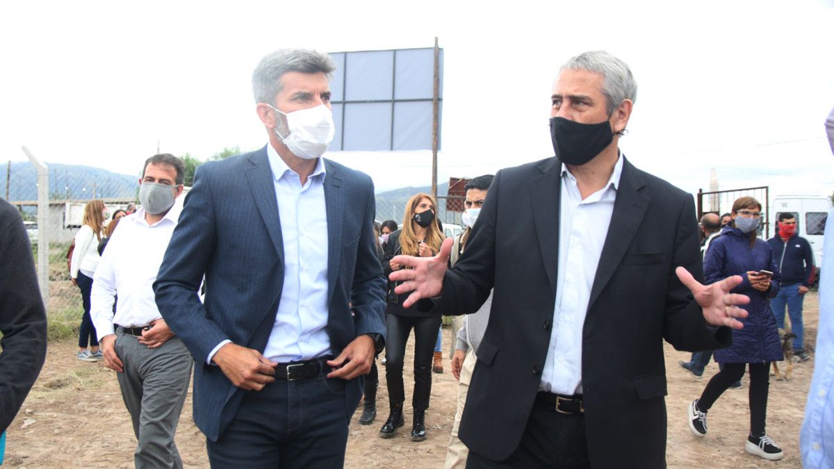 El intendente de Capital, Ulpiano Suarez, junto al ministro de Desarrollo Territorial y Hábitat de la Nación, Jorge Ferraresi, en su recorrida por las obras del complejo de La Favorita.