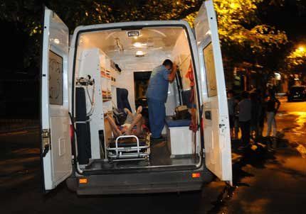 La víctima de 31 años fue trasladada en ambulancia al Hospital Central. Imagen ilustrativa.