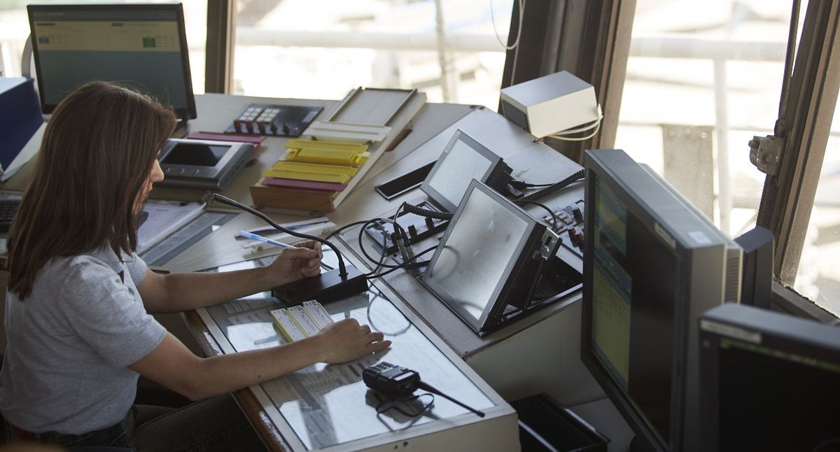 El estrés y la fatiga son habituales en este trabajo que exige concentración al máximo y lucidez para responder eficientemente a demandas operativas de vuelo, en cuestión de segundos. El estrés y la fatiga son habituales en este trabajo que exige concentración al máximo y lucidez para responder eficientemente a demandas operativas de vuelo, en cuestión de segundos.