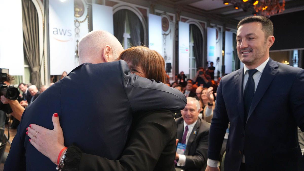 Nuevo abrazo de unidad entre Horacio Rodríguez Larreta y Patricia Bullrich, con Luis Petri como contento testigo.