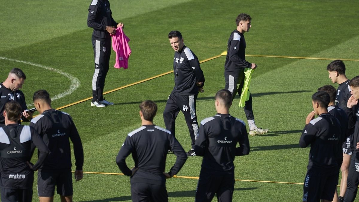 Ariel Broggi, DT de Gimnasia y Esgrima, prepara el equipo para jugar con Chaco For Ever.