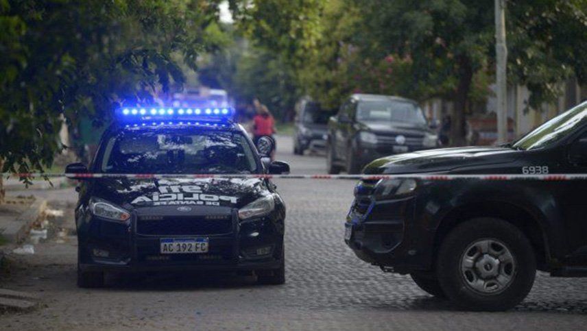 Mataron de 9 puñaladas a un hombre en su casa de las afueras de Rosario