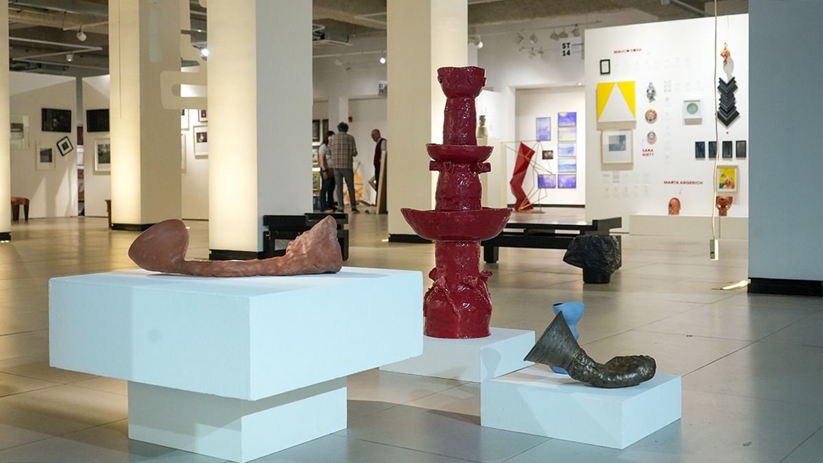 Objetos en cerámica y otras obras forman parte de este evento dedicado a la exposición y venta de arte. Objetos en cerámica y otras obras forman parte de este evento dedicado a la exposición y venta de arte.