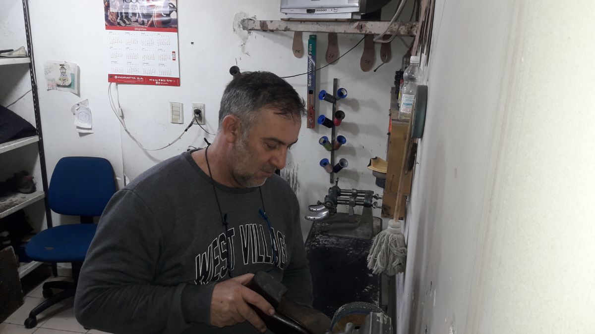 En el rubro zapatería se mezclan las técnicas antiguas de artesanos, con las modernas, que incluyen máquinas y materiales modernos. En el rubro zapatería se mezclan las técnicas antiguas de artesanos, con las modernas, que incluyen máquinas y materiales modernos.