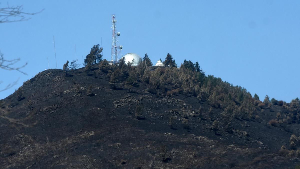 Córdoba: Más de 300 bomberos voluntarios combatían esta mañana los tres incendios forestales que se mantienen activos en Alta Gracia, el norte de Punilla y Alpa Corral, en las sierras de Córdoba, en una jornada que se presenta con pronóstico de fuertes vientos desde el norte y sin lluvias.