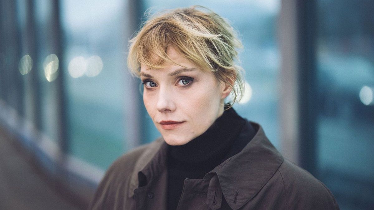 La actriz Roma Gasiorowska interpreta a Nina en la película de Netflix.