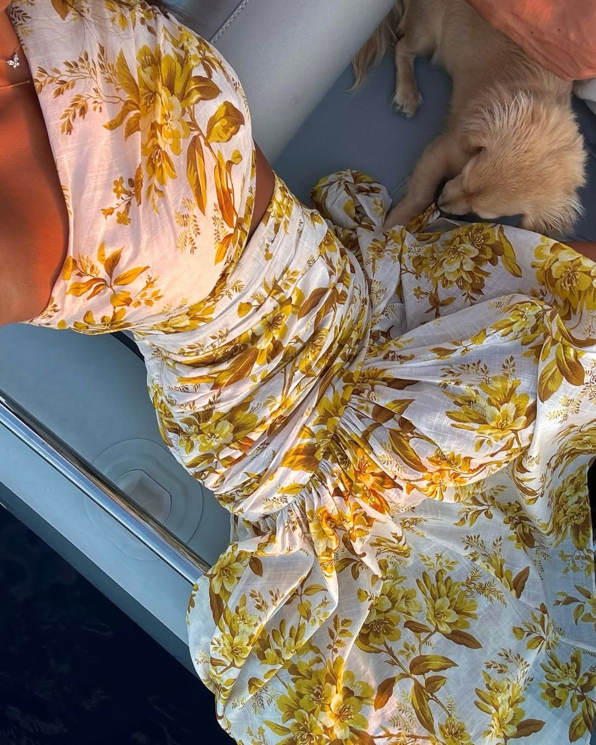 Los estampados florales en colores amarillos, rosa y naranja son el must-have para la playa en esta temporada. Foto: Instagram/alexandrasaintmleux. Los estampados florales en colores amarillos, rosa y naranja son el must-have para la playa en esta temporada. Foto: Instagram/alexandrasaintmleux.