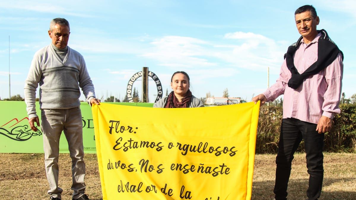 El cariño de su familia de sangre y la del alma. Florencia Giménez recibió muestras de amor en su retorno a Mendoza y aquí su padrino Enrique Rivamar (izq.) y su papá Rubén Alberto Giménez, exhiben una bandera en su honor en la previa a la carrera con su nombre. El cariño de su familia de sangre y la del alma. Florencia Giménez recibió muestras de amor en su retorno a Mendoza y aquí su padrino Enrique Rivamar (izq.) y su papá Rubén Alberto Giménez, exhiben una bandera en su honor en la previa a la carrera con su nombre.