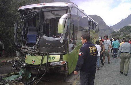 Dos micros, uno de ellos proveniente de Mendoza, chocaron con un camión en Chile y hay 50 heridos