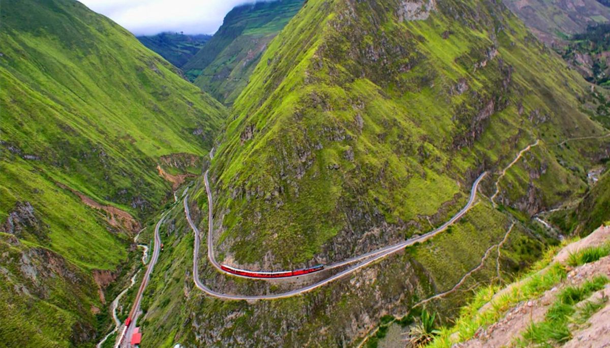 El tren asciende y desciende zigzagueando Los Andes por la ladera. Imagen: Condé Nast Traveller. El tren asciende y desciende zigzagueando Los Andes por la ladera. Imagen: Condé Nast Traveller.