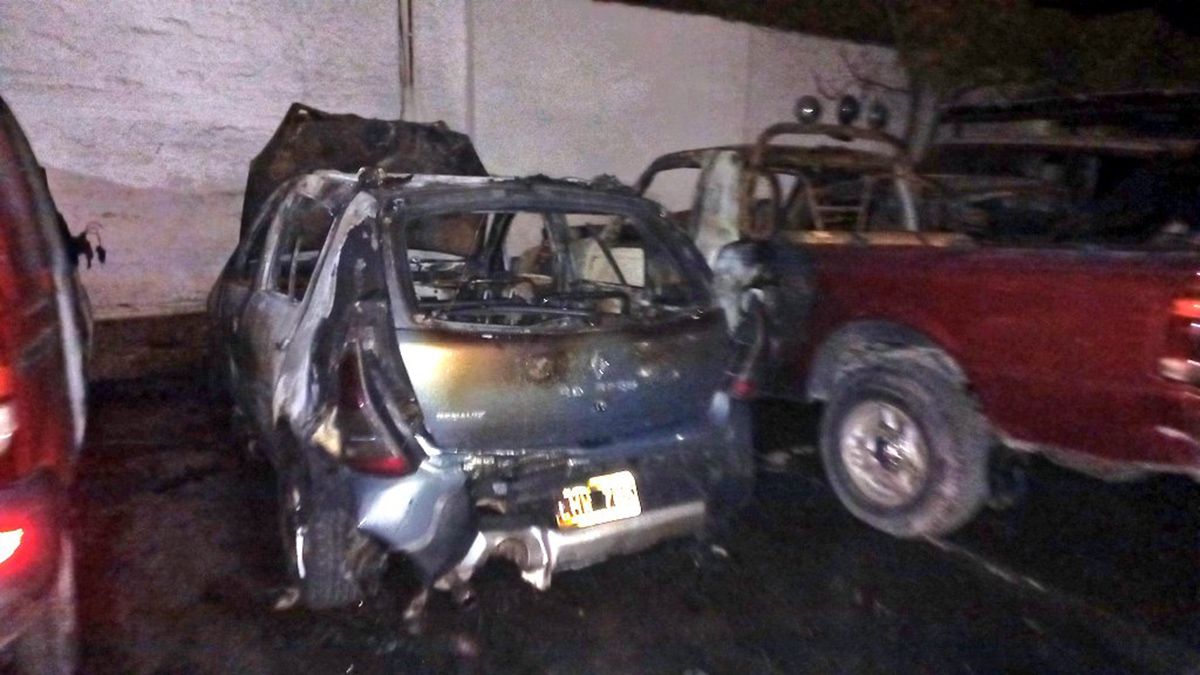 Cuatro autos fueron destrozados en un lubricentro durante un incendio, en Ciudad.