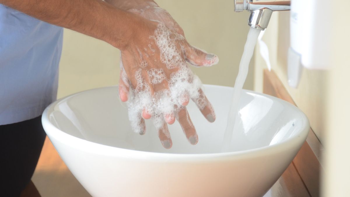 El lavado de manos con agua y jabón es una práctica sencilla, efectiva y económica que ayuda a prevenir enfermedades El lavado de manos con agua y jabón es una práctica sencilla, efectiva y económica que ayuda a prevenir enfermedades