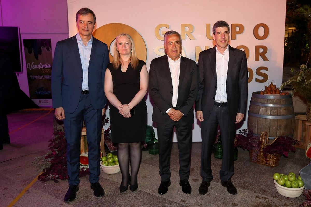 Carlos Casto, presidente de Sancor Seguros, y Alejandro Sim&oacute;n, CEO de Grupo Sancor Seguros, junto a la vicegobernadora Hebe Casado y al gobernador Alfredo Cornejo.