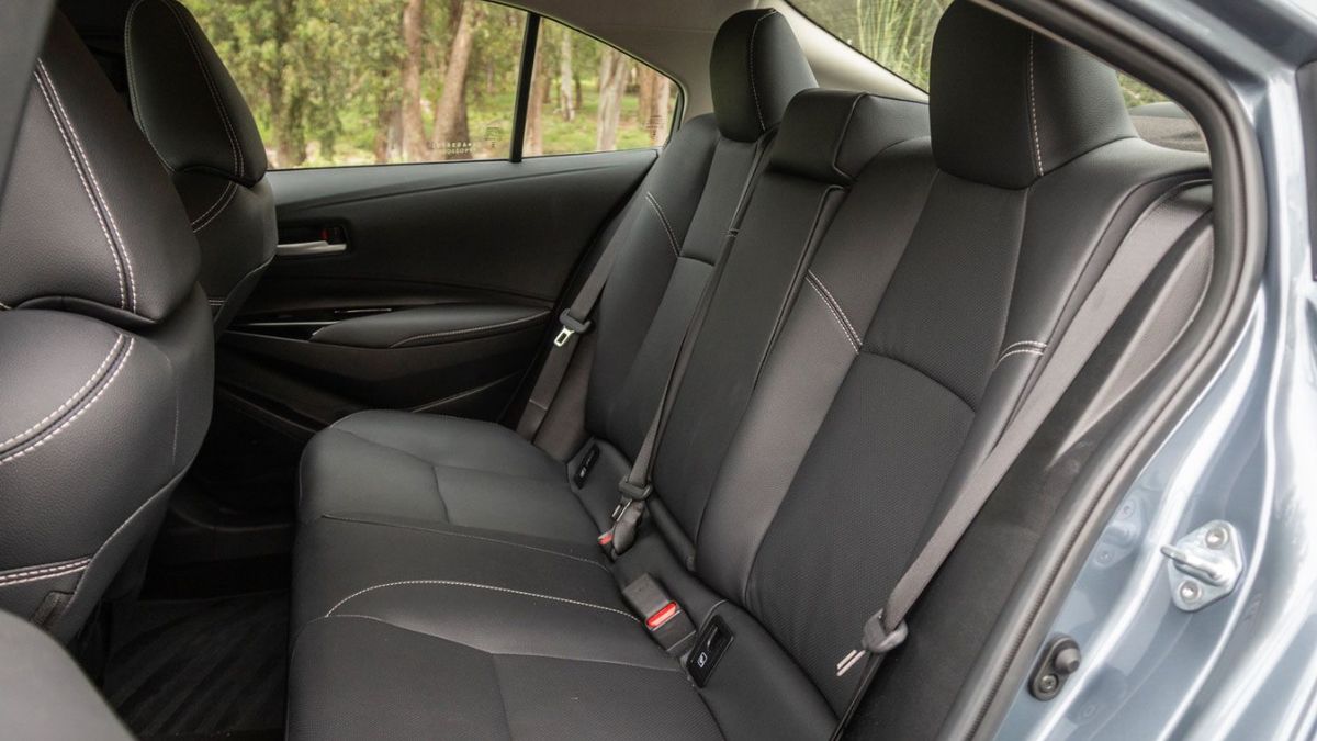 Los asientos del Toyota Corolla vienen tapizados en tela combinada con cuero ecológico Los asientos del Toyota Corolla vienen tapizados en tela combinada con cuero ecológico