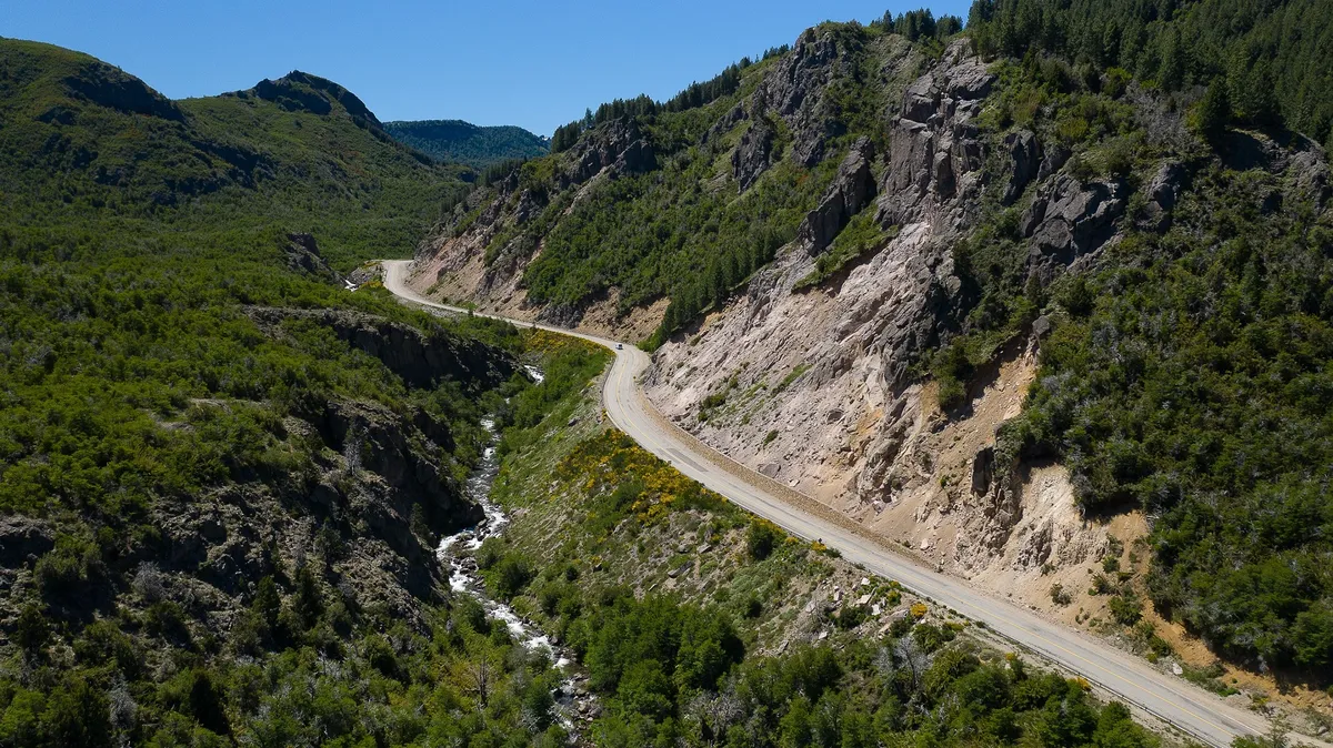 Una opción cada vez más popular para recorrer la impresionante Ruta de los Siete Lagos es el alquiler de casas rodantes. Esta modalidad de viaje ofrece una flexibilidad inigualable, permitiendo a los aventureros detenerse en cada mirador, pernoctar en campings habilitados y disfrutar del contacto directo con la naturaleza en este rincón de la Patagonia argentina. Diversas agencias locales ofrecen vehículos modernos y bien equipados, que generalmente incluyen una cama doble, un área de cocina compacta y un baño químico, con tarifas promedio que rondan los $150 USD por día. Una opción cada vez más popular para recorrer la impresionante Ruta de los Siete Lagos es el alquiler de casas rodantes. Esta modalidad de viaje ofrece una flexibilidad inigualable, permitiendo a los aventureros detenerse en cada mirador, pernoctar en campings habilitados y disfrutar del contacto directo con la naturaleza en este rincón de la Patagonia argentina. Diversas agencias locales ofrecen vehículos modernos y bien equipados, que generalmente incluyen una cama doble, un área de cocina compacta y un baño químico, con tarifas promedio que rondan los $150 USD por día.