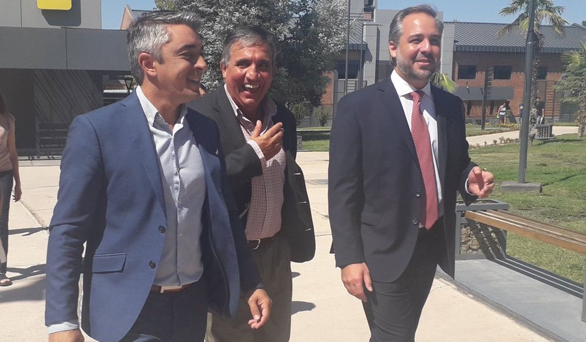 En el medio, Sconfienza junto al intendente de Luján, Sebastián Bragagnolo, y al de Maipú, el peronista Matías Stevanato.
