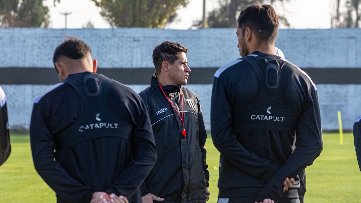 Ezequiel Medrán, el DT de Gimnasia y Esgrima, diagrama el equipo para jugar ante Chacarita en el Víctor Legrotaglie.