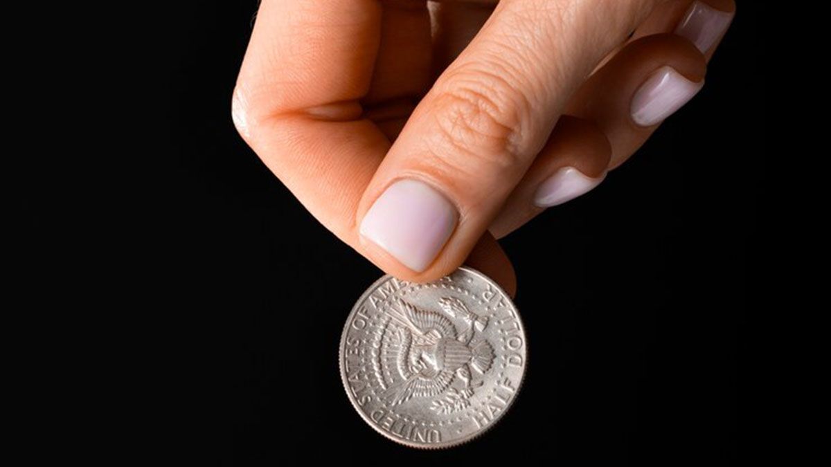 Enterrar una moneda al lado del tallo de la planta del dinero o dólar (si es un dólar, mejor) es el ritual que hará que la planta atraiga la abundancia, según creencias. Enterrar una moneda al lado del tallo de la planta del dinero o dólar (si es un dólar, mejor) es el ritual que hará que la planta atraiga la abundancia, según creencias.