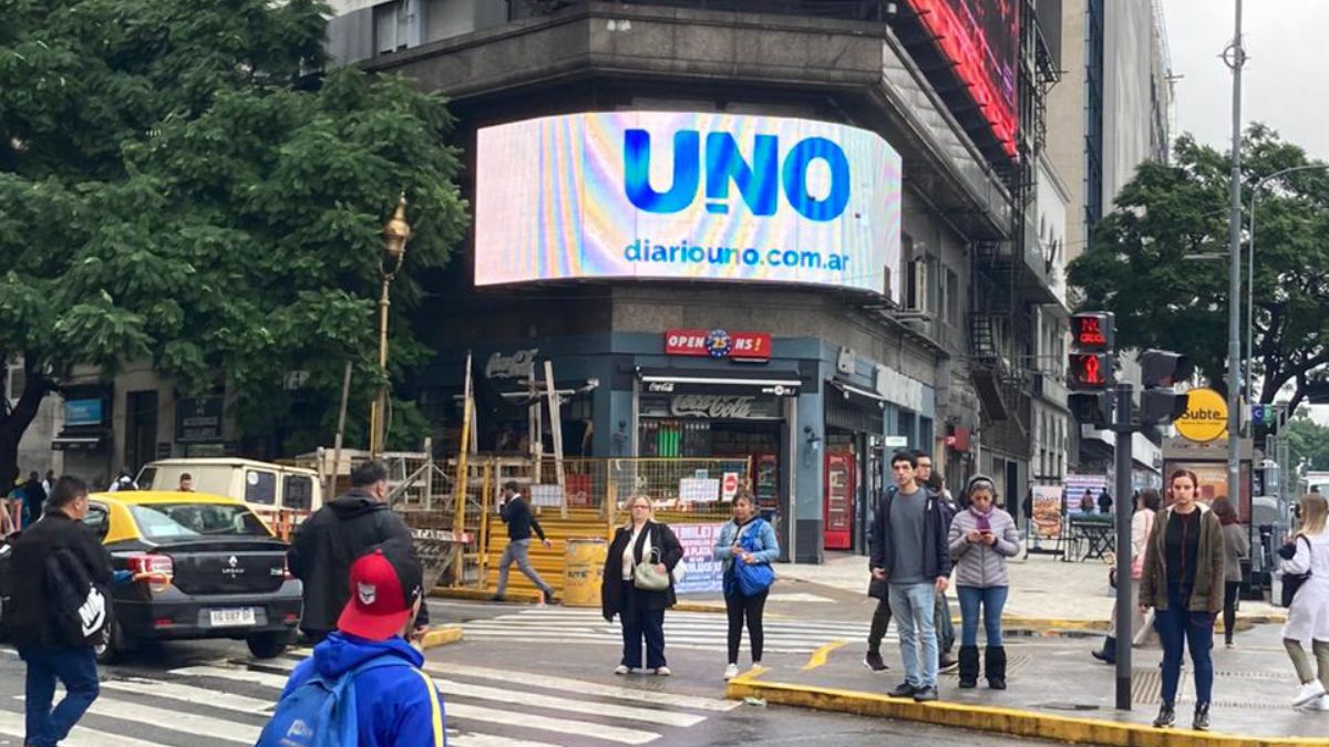 Publicidad callejera de Diario UNO en las calles de la Ciudad Autónoma de Buenos Aires. Publicidad callejera de Diario UNO en las calles de la Ciudad Autónoma de Buenos Aires.