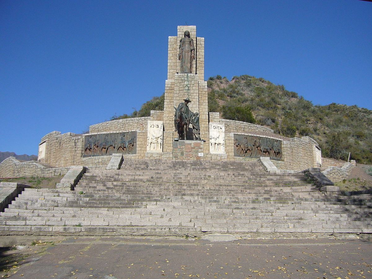El monumento de El Manzano Histórico. (foto de Federico Gómez)