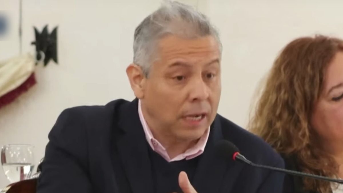 Rivero (UCR) propuso que los peronistas salgan a dar la cara si la denuncia se archiva. Rivero (UCR) propuso que los peronistas salgan a dar la cara si la denuncia se archiva.