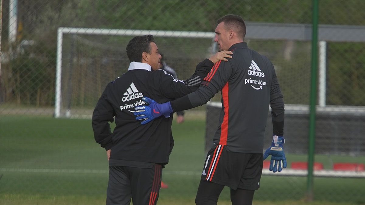 Marcelo Gallardo y Franco Armani se saludan en el entrenamiento de River.