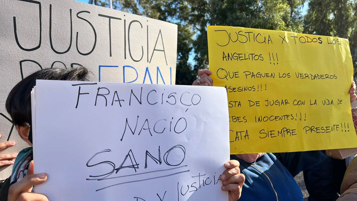 Durante la protesta frente al Hospital Materno Neonatal de Córdoba, las madres de los bebés fallecidos mostraron distintos carteles denunciando las muertes 
