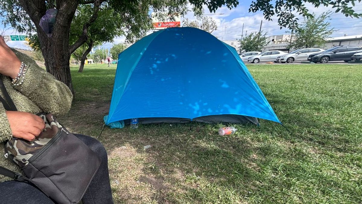 Mientras su hijo está internado en el Hospital Italiano, el matrimonio con otros de sus hijos duermen en una carpa y en el auto frente al nosocomio.