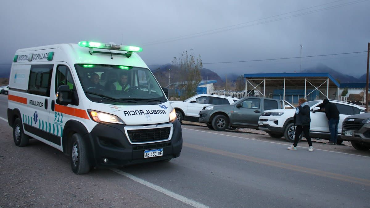 Se destinó una ambulancia para atender las necesidades de las personas varadas, la mayoría chilenos. Se destinó una ambulancia para atender las necesidades de las personas varadas, la mayoría chilenos.