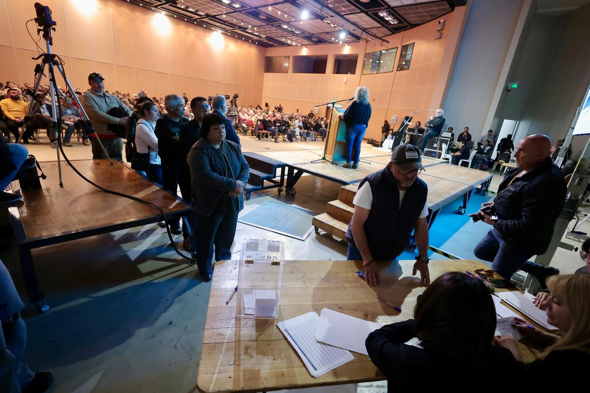 En San Rafael, los vecinos votaron por amplia mayoría en una audiencia pública a favor de pagar una tasa extra en la boleta de luz para financiar la lucha antigranizo. En San Rafael, los vecinos votaron por amplia mayoría en una audiencia pública a favor de pagar una tasa extra en la boleta de luz para financiar la lucha antigranizo.