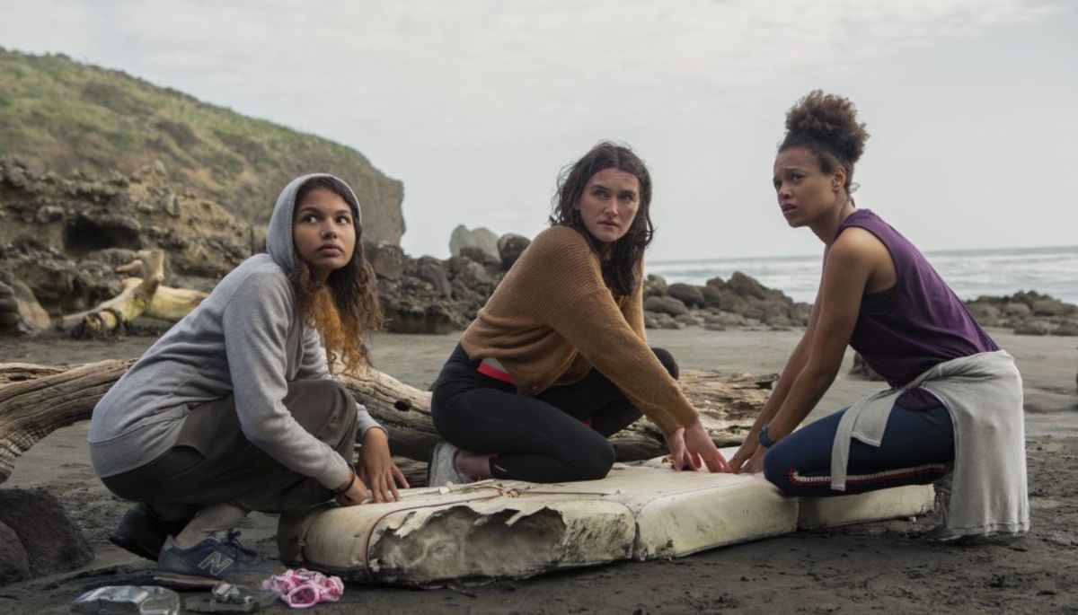 La serie cuenta la historia de un grupo de chicas jóvenes cuyo avión se estrella y las deja varadas en una isla desierta. La serie cuenta la historia de un grupo de chicas jóvenes cuyo avión se estrella y las deja varadas en una isla desierta.