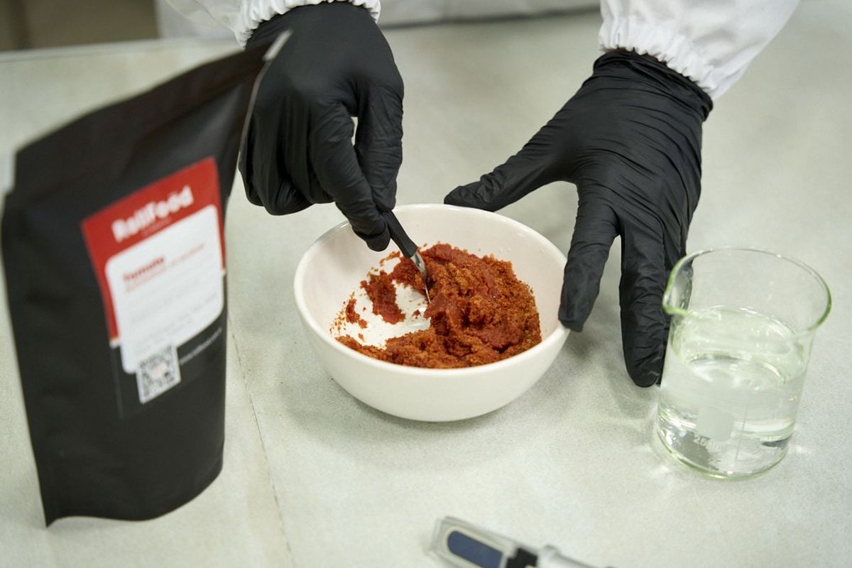 A 10 gramos de escamas de tomate, se le agregan 100 mililitros de agua y queda una salsa lista. A 10 gramos de escamas de tomate, se le agregan 100 mililitros de agua y queda una salsa lista.