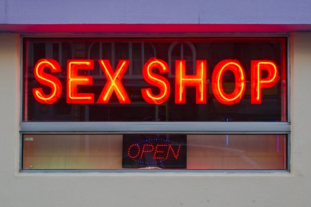 Robó en un sex shop, amenazaron con publicar el video y volvió para pagar el objeto sexual que sustrajo