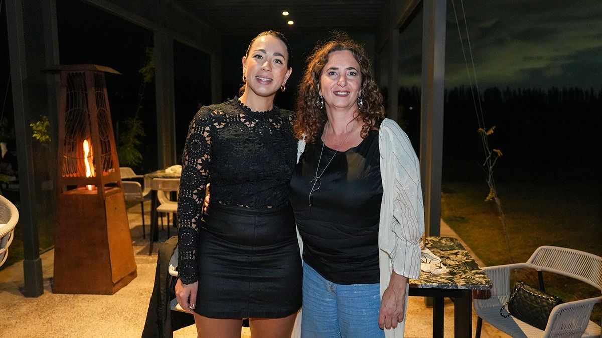 Samanta Juan y Jesica Heras aprovecharon los jardines del restaurante para charlar. Samanta Juan y Jesica Heras aprovecharon los jardines del restaurante para charlar.