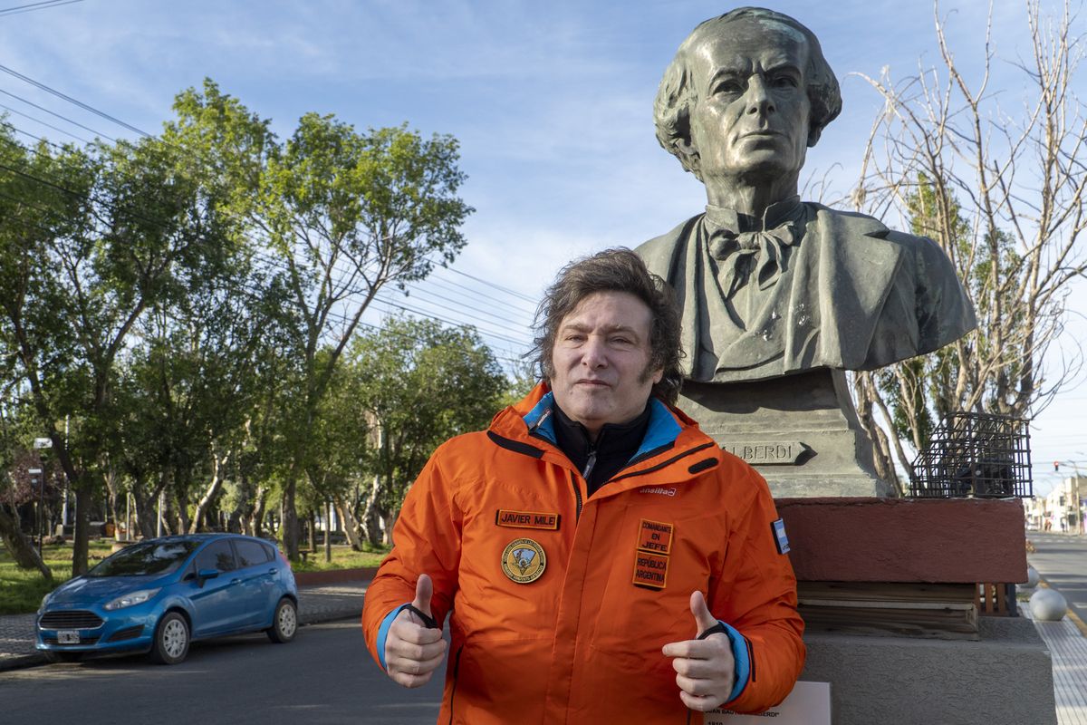 Javier Milei en Río Gallegos, a donde llegó el viernes a la noche junto a Luis Petri y una reducida comitiva. Javier Milei en Río Gallegos, a donde llegó el viernes a la noche junto a Luis Petri y una reducida comitiva.