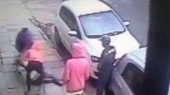 Robaron a una mujer a plena luz del día y todos siguieron 